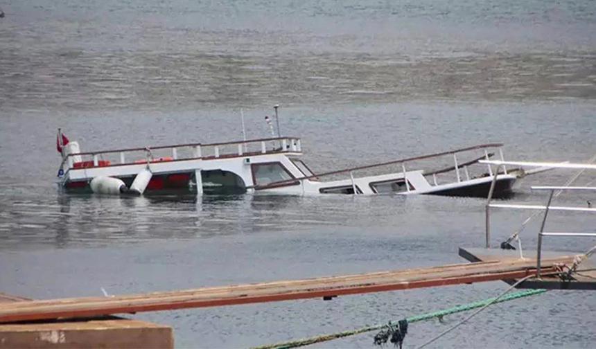 Yolcu teknesi battı: 37 ölü