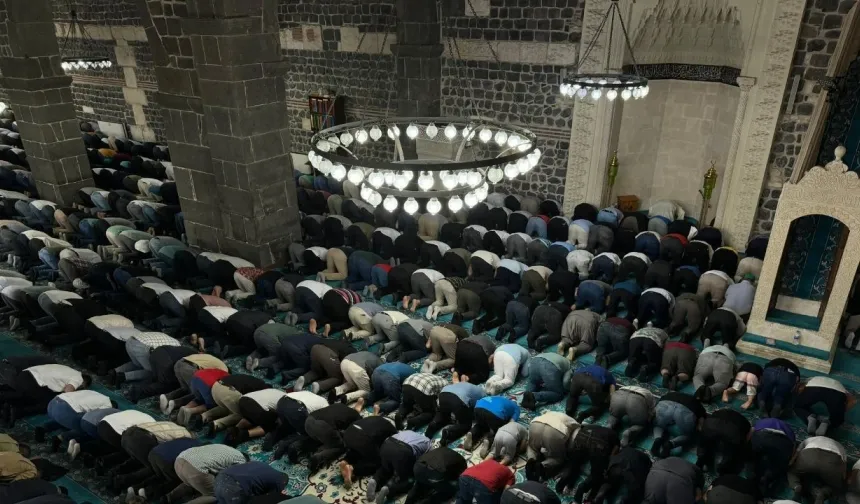 Diyarbakır Sur’da tarihi Ulu Cami’de bayram namazı coşkusu