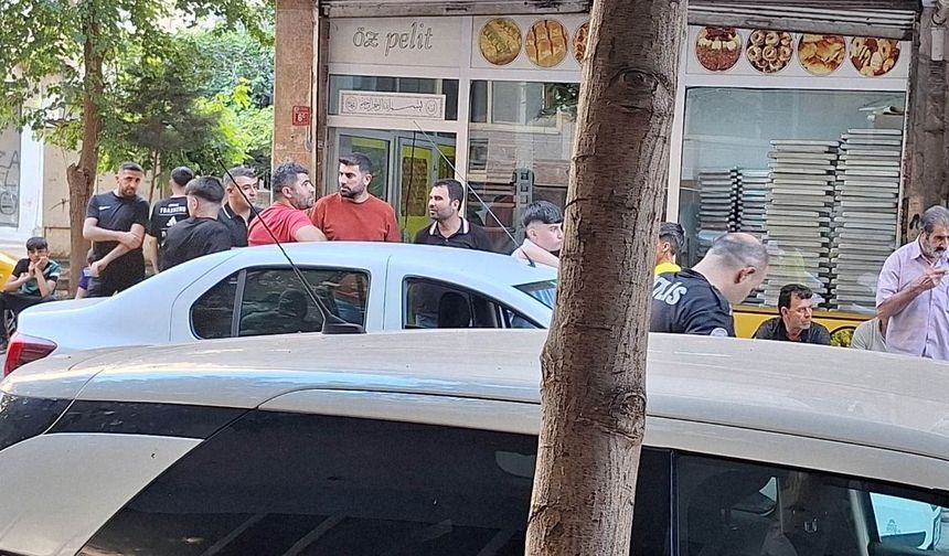 Diyarbakır’da tatlı dükkanına silahlı saldırı