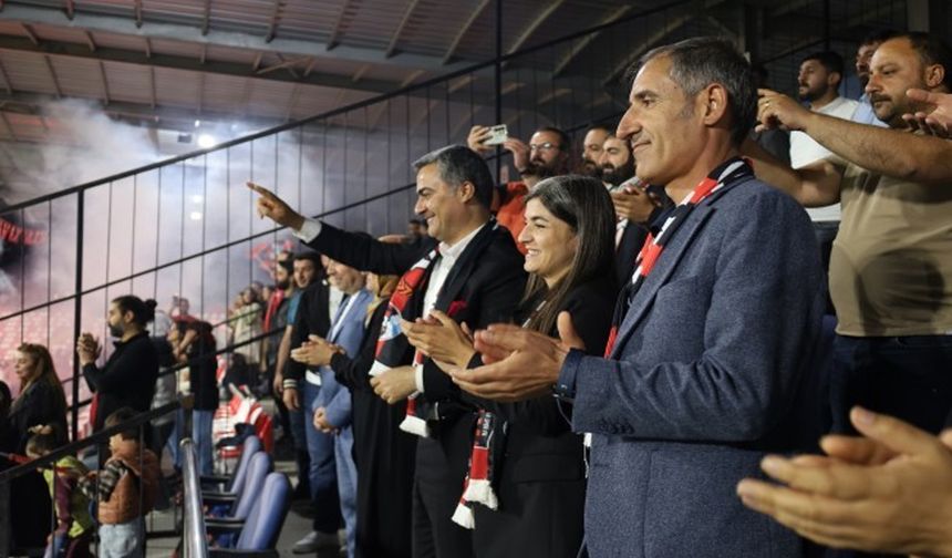 Vanspor play-off şampiyonluğu kutlamasında kayyım protestosu