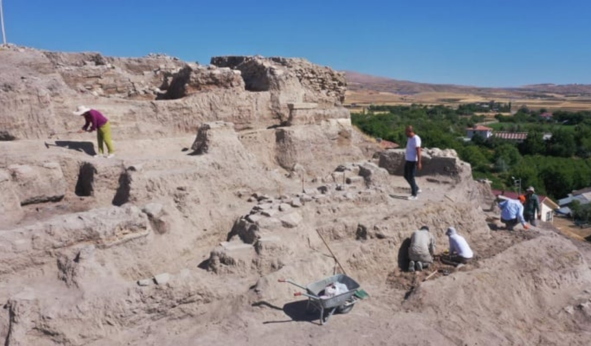 Elazığ'da 6 bin yıllık tapınak alanı gün yüzüne çıkarıldı