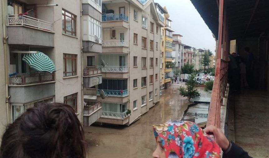 Ankara’da şiddetli yağışlar sele neden oldu