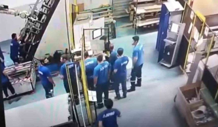 Arızalı makine, işçinin sırtına saplandı