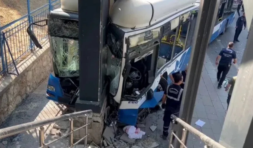 Belediye otobüsü dört araca çarptı: 20 yaralı!