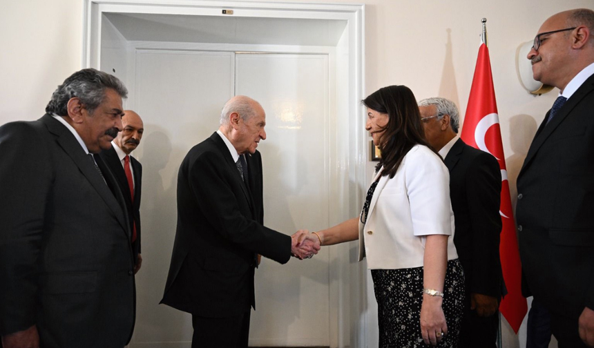 Devlet Bahçeli, DEM Parti İmralı Heyeti'ni kapıda karşıladı