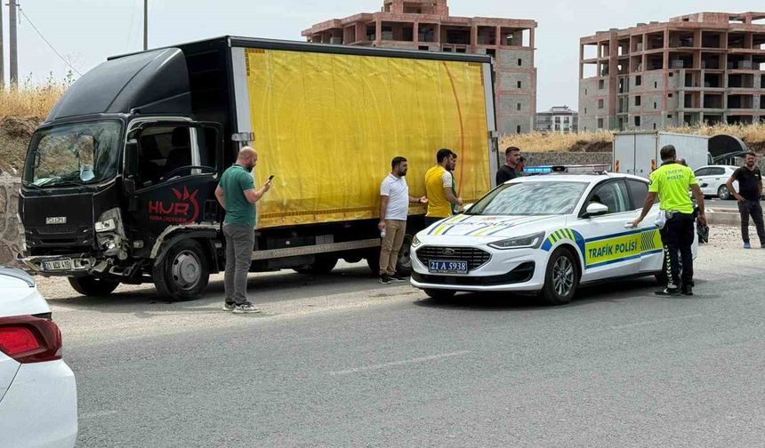 Diyarbakır’da kamyonet ve otomobil çarpıştı: 2 yaralı