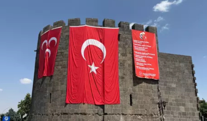 Diyarbakır’da tarihi Surlara MHP ve Türk Bayrakları asıldı