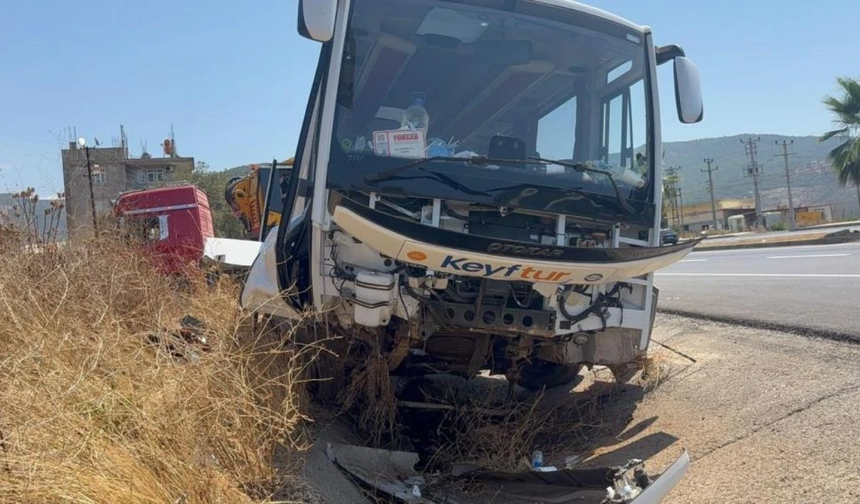 Antalya’da otobüs kazası: 23 yolcu hastaneye kaldırıldı