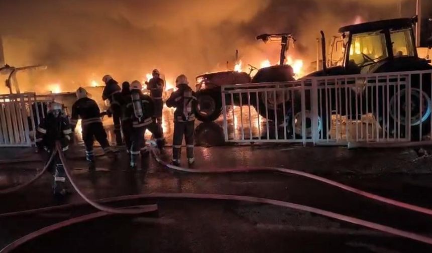 Diyarbakır’da gece yangını: 3 dükkan, 22 traktör yandı