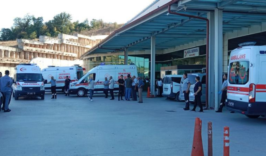 İki araç kafa kafaya çarpıştı: 13 yaralı, 1 can kaybı