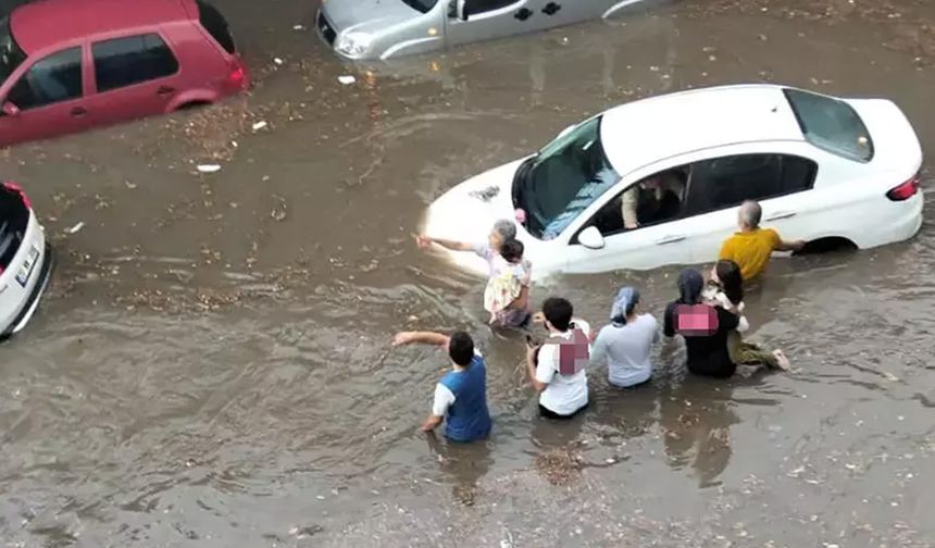 Denizli ve Şanlıurfa’da sağanak hayatı felç etti