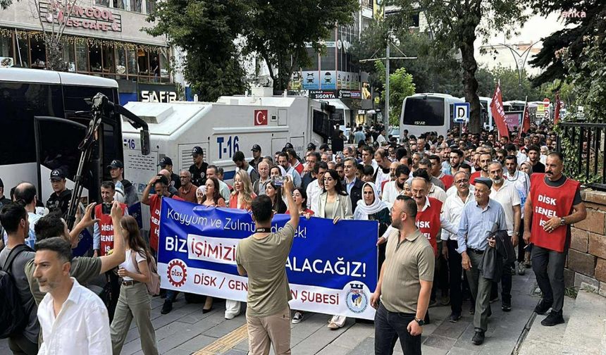 Van'da belediye işçilerinin işten çıkarılması protesto edildi