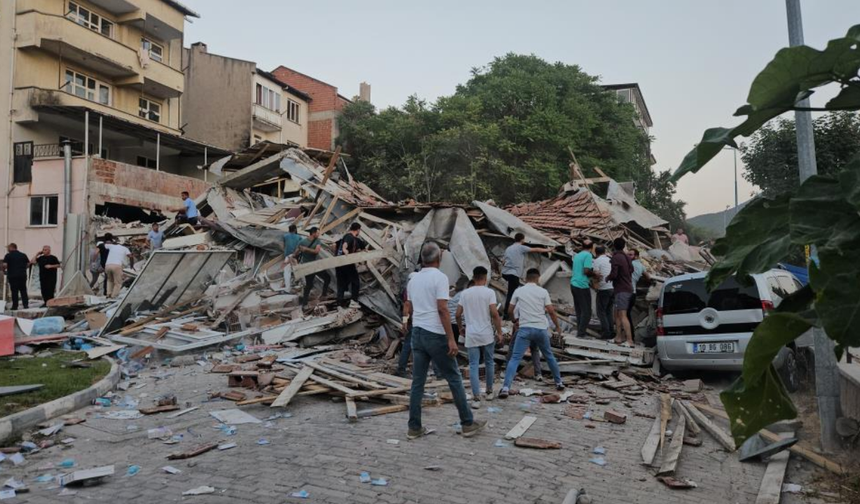 Balıkesir 6.1’lik depremin ardından artçılarla sallanıyor