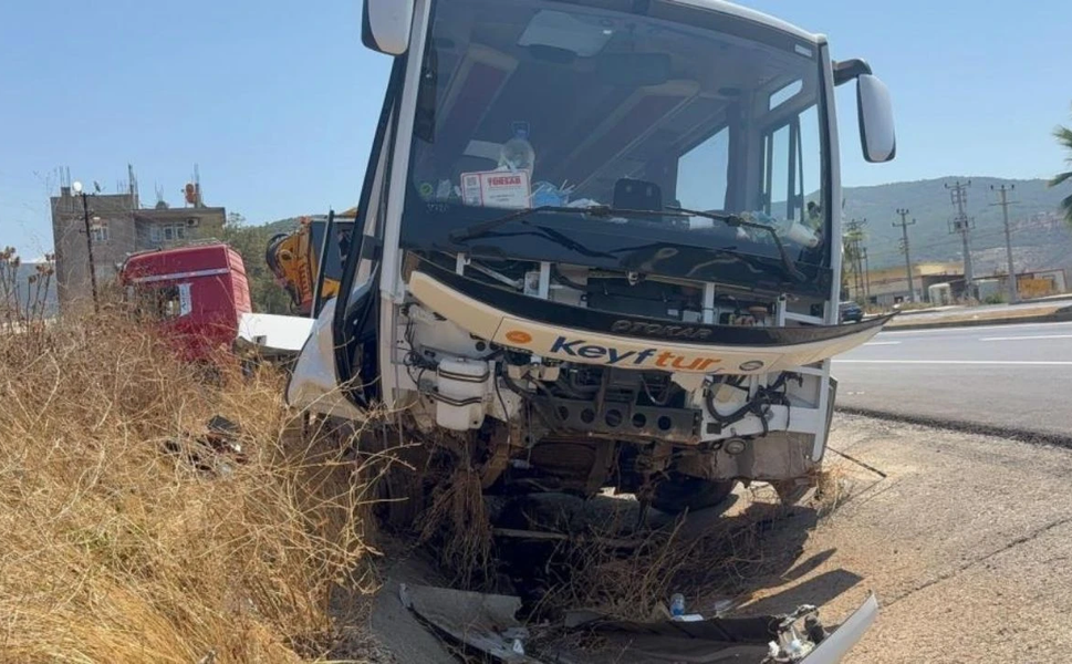 Antalya’da otobüs kazası: 23 yolcu hastaneye kaldırıldı