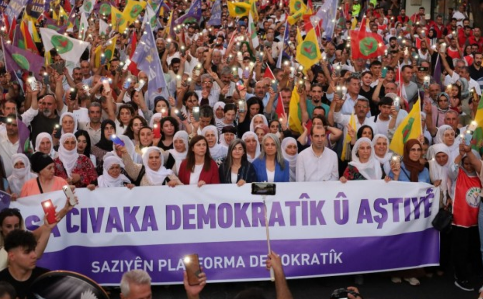 Diyarbakır’da “barış ve demokratik toplum yürüyüşü” gerçekleşti
