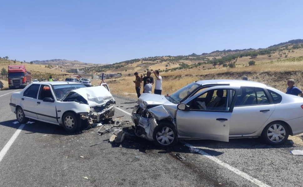 Diyarbakır’da iki araç kafa kafaya çarpıştı