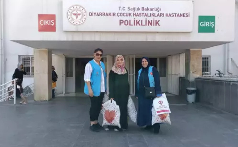 Diyarbakır’da yenidoğan bebeklere kıyafet desteği