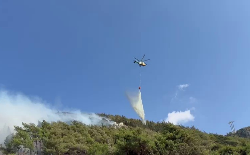 Hatay’da alevlerle mücadele havadan ve karadan sürüyor