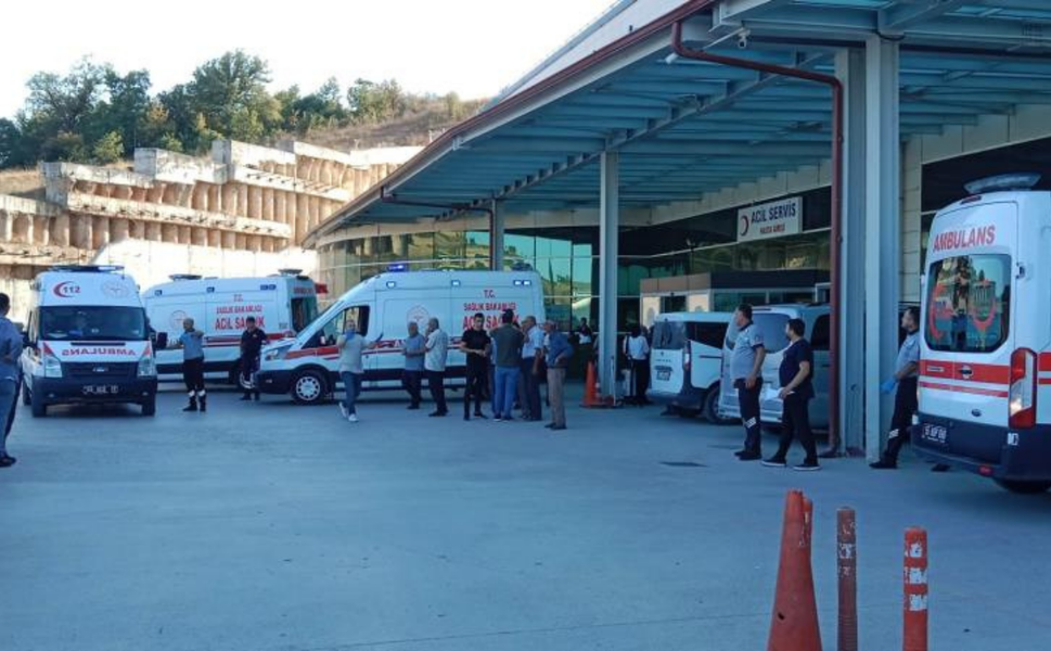 İki araç kafa kafaya çarpıştı: 13 yaralı, 1 can kaybı