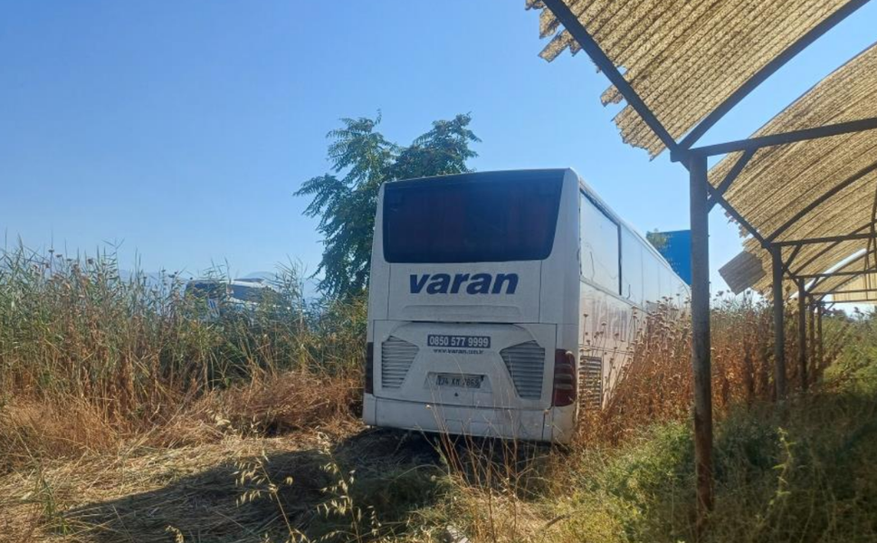 Manisa’da yolcu otobüsü yoldan çıktı, 3 kişi yaralandı